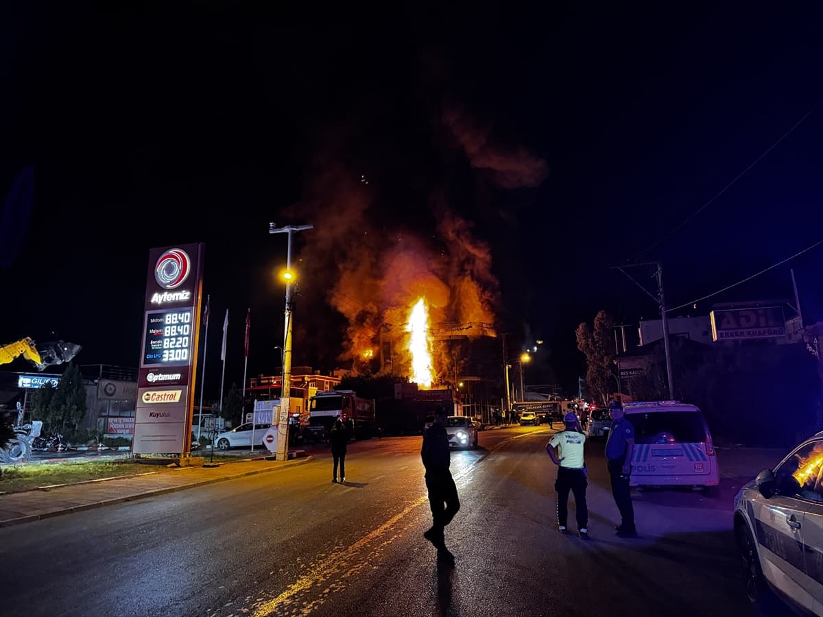 Mersin'de mobilya mağazasında yangın çıktı — 3