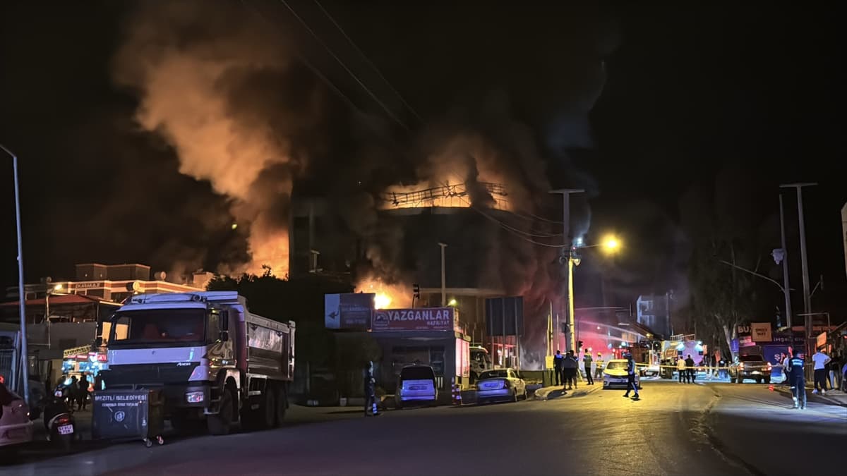Mersin'de mobilya mağazasında yangın çıktı — 5