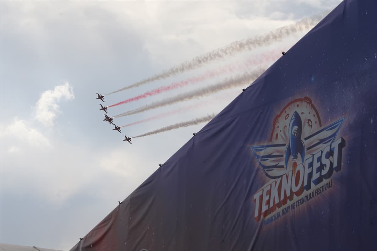 Türk Yıldızları, TEKNOFEST Güneydoğu'da gösteri uçuşu yaptı — 1