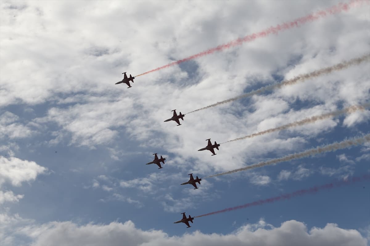 Türk Yıldızları, TEKNOFEST Güneydoğu'da gösteri uçuşu yaptı — 3