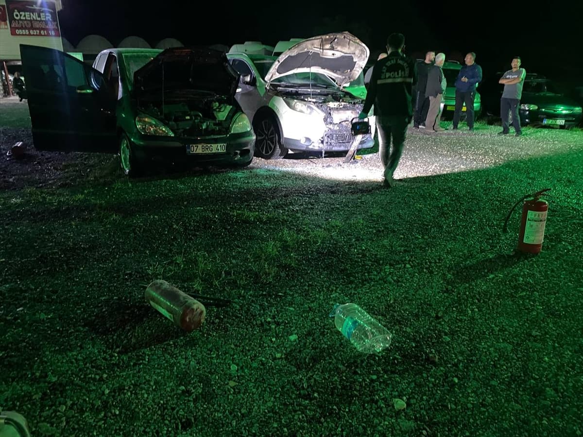 Antalya'da otomobil galerisindeki 6 aracın kundaklandığı anlar güvenlik kamerasında — 2