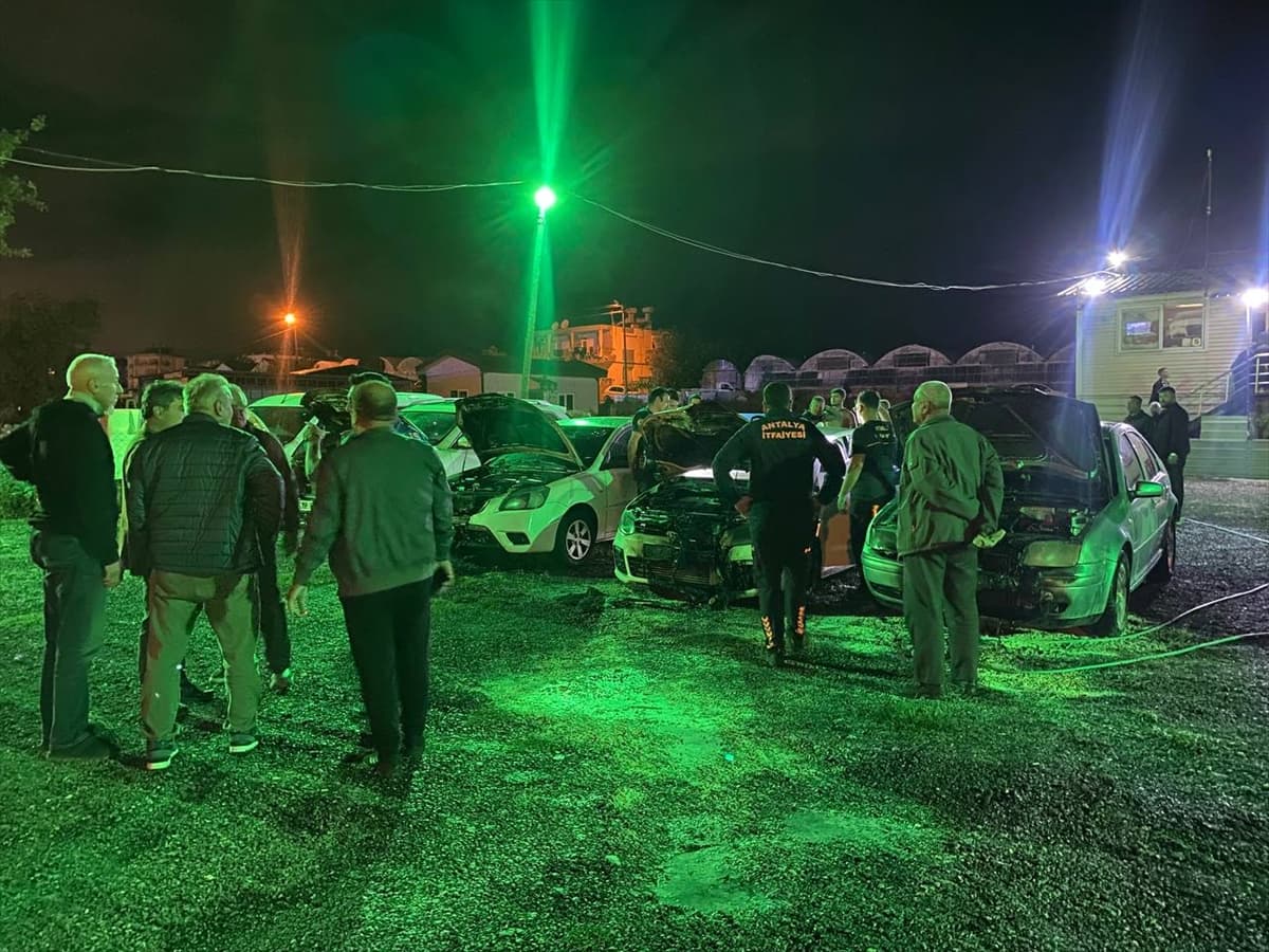 Antalya'da otomobil galerisindeki 6 aracın kundaklandığı anlar güvenlik kamerasında — 3
