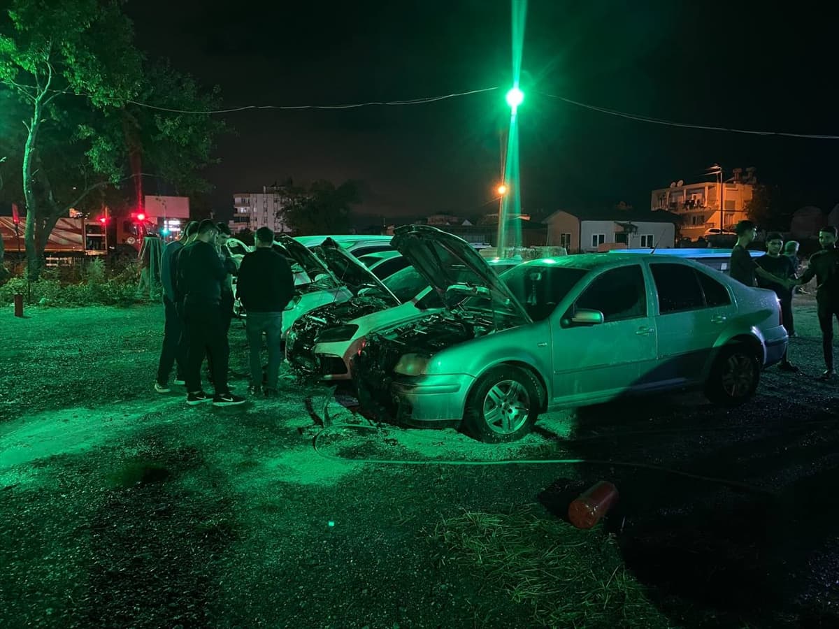 Antalya'da otomobil galerisindeki 6 aracın kundaklandığı anlar güvenlik kamerasında — 5