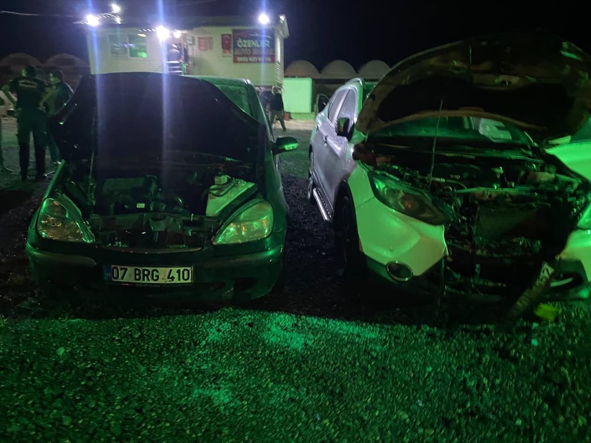 Antalya'da otomobil galerisindeki 6 aracın kundaklandığı anlar güvenlik kamerasında — 6