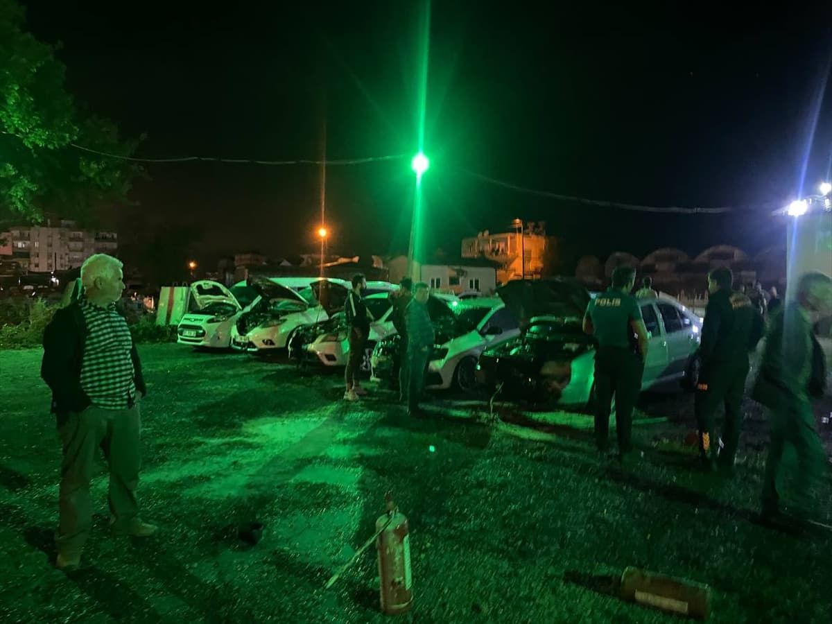 Antalya'da otomobil galerisindeki 6 aracın kundaklandığı anlar güvenlik kamerasında — 8