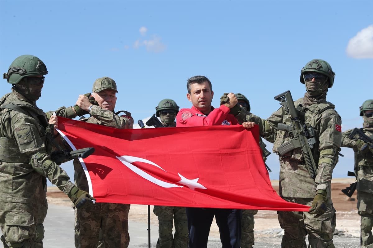 TEKNOFEST Yönetim Kurulu Başkanı Bayraktar, TEKNOFEST Güneydoğu festival alanını inceledi — 3