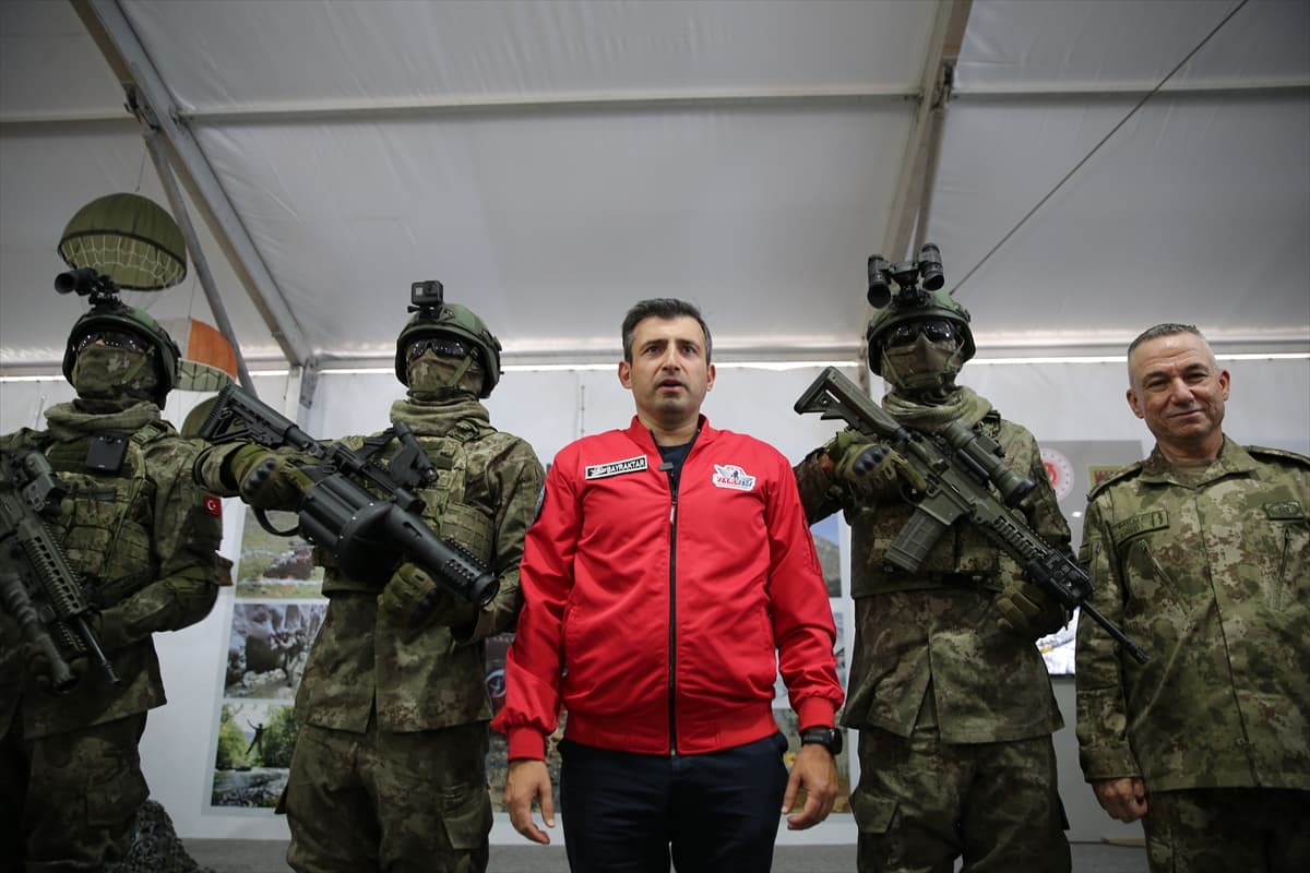 TEKNOFEST Yönetim Kurulu Başkanı Bayraktar, TEKNOFEST Güneydoğu festival alanını inceledi — 4