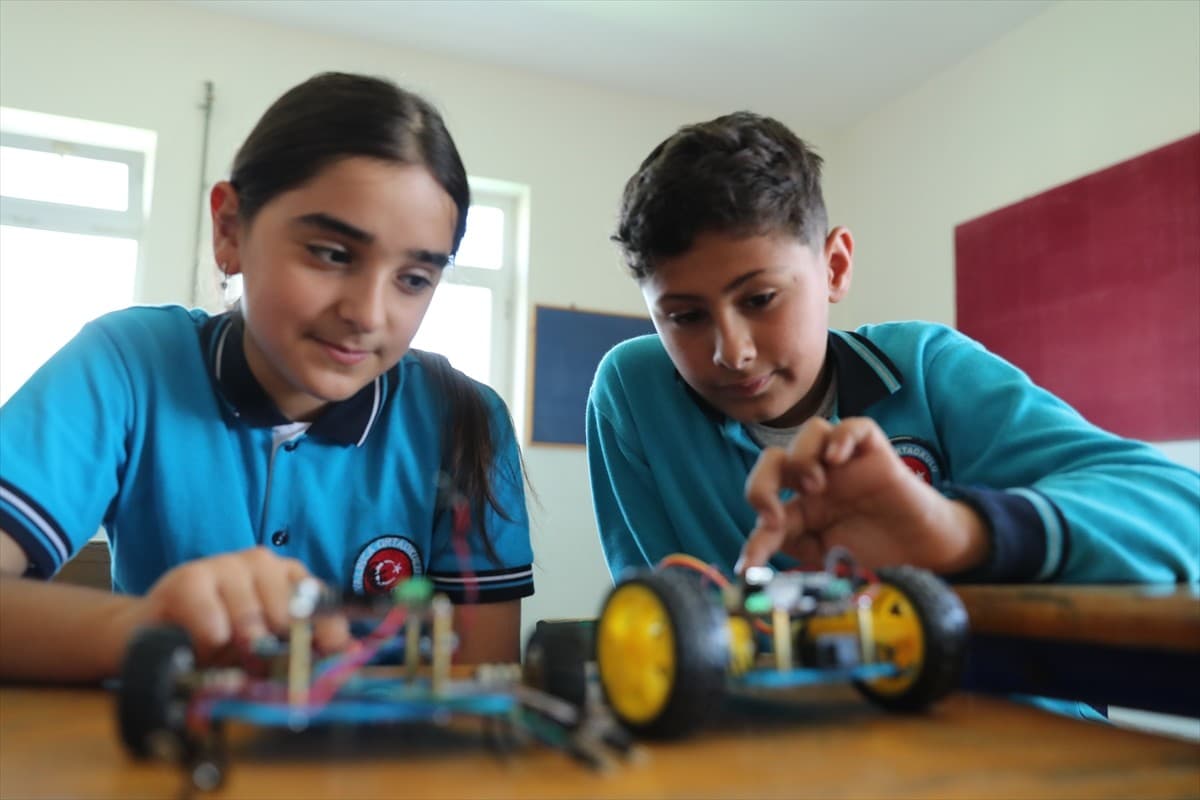 Köy okulunda yapay zekadan robotik kodlamaya uygulamalı teknoloji eğitimi