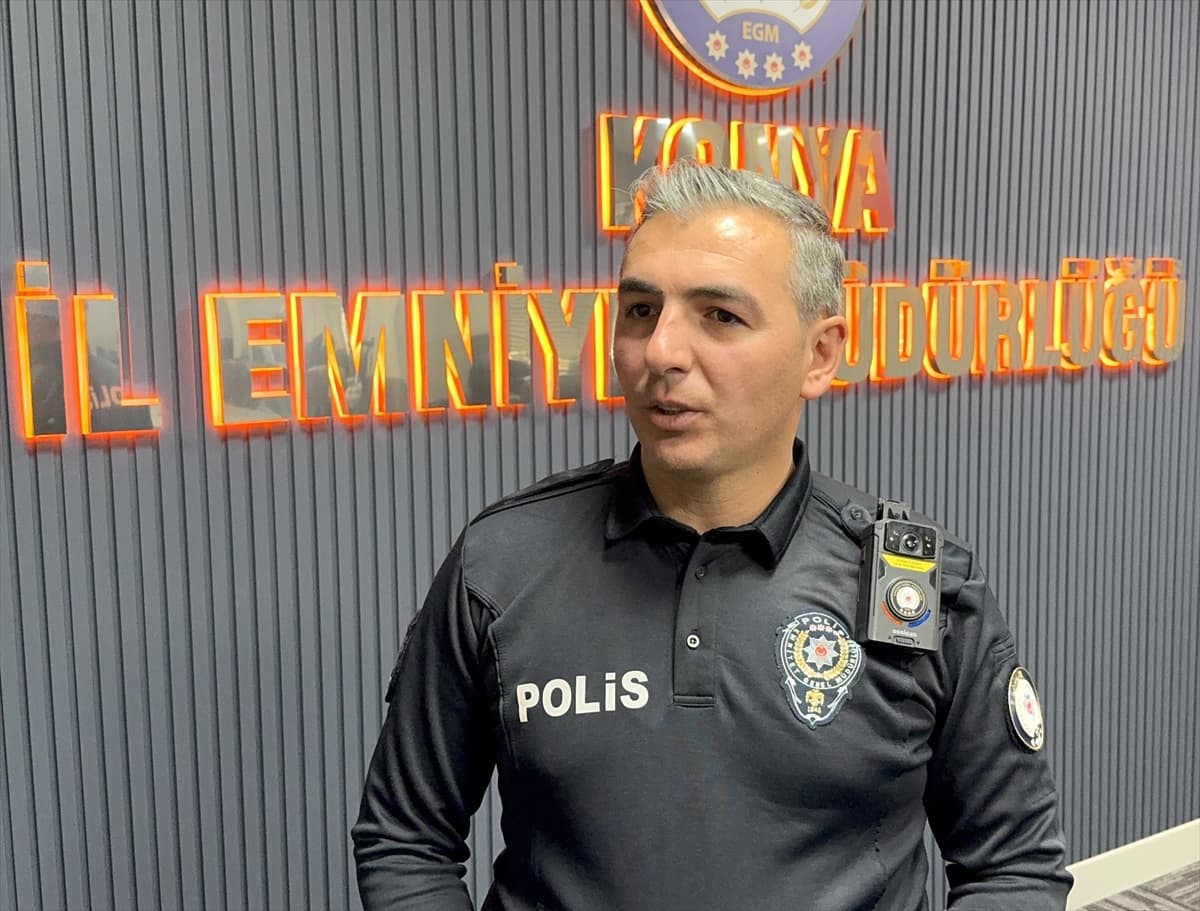 Polis, otluk alanda bulduğu yaşlı kadını sırtında ambulansa taşıdı — 3